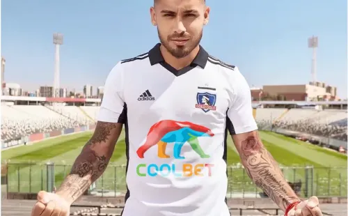 Camiseta de Colo Colo auspiciada por Coolbet. | Imagen: @sebaulloar