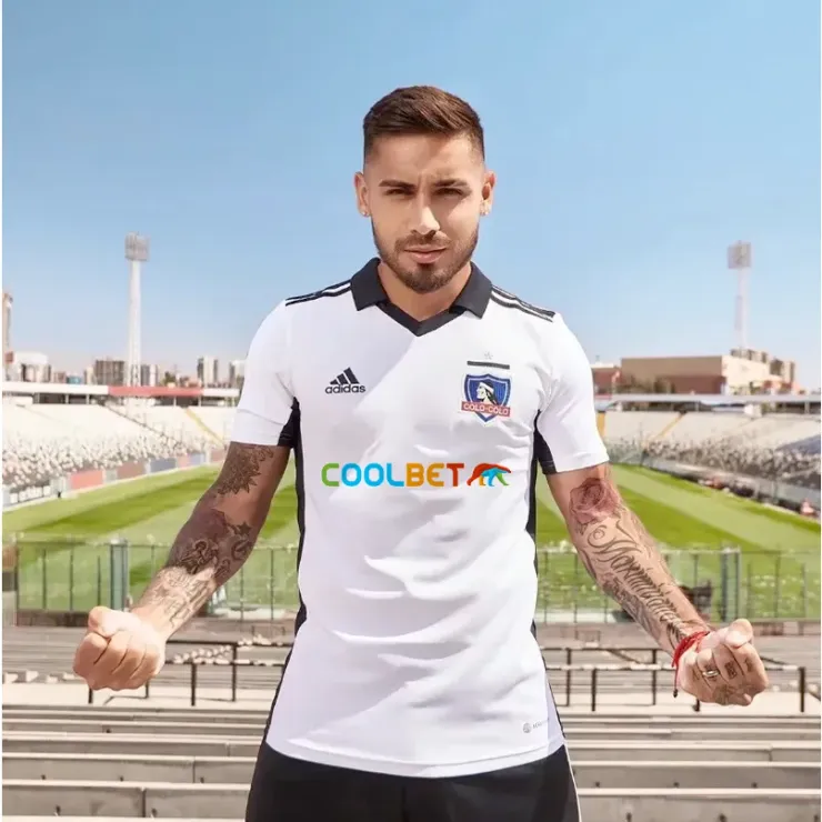 Camiseta de Colo Colo auspiciada por Coolbet. | Imagen: @sebaulloar