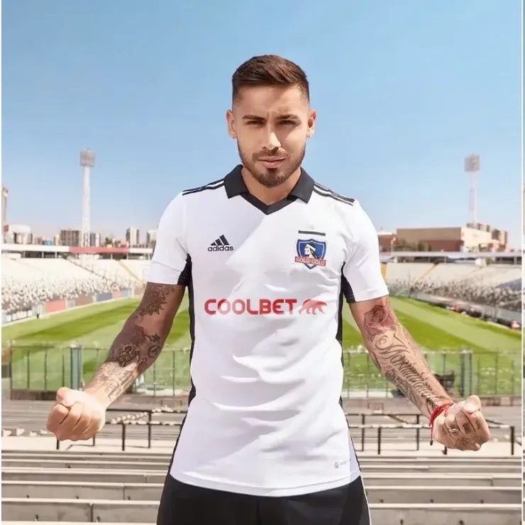 Camiseta de Colo Colo auspiciada por Coolbet. | Imagen: @sebaulloar