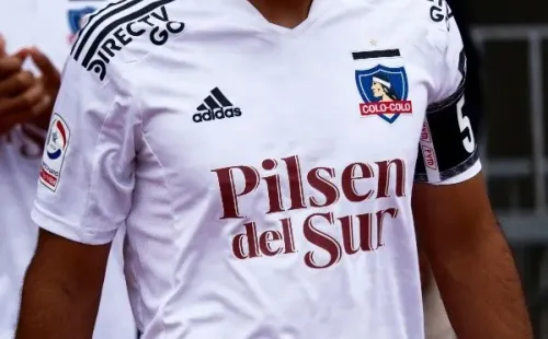 Pilsen del Sur estará hasta diciembre del 2022 en la indumentaria de Colo Colo. | Foto: Agencia UNO.
