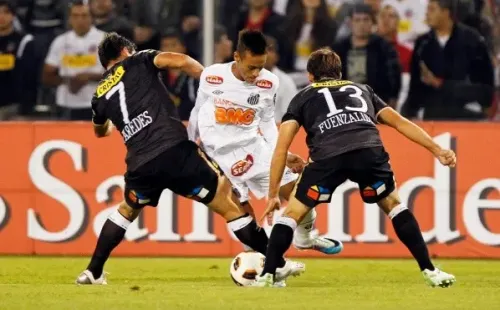 Neymar ya sabe lo que es enfrentar a Colo Colo, pues se midieron en la Copa Libertadores de 2011. Fuente: Agencia UNO.