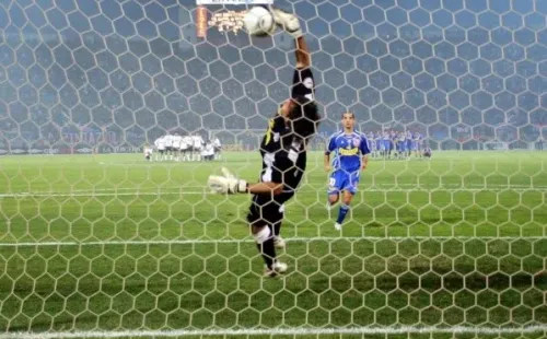 Claudio Bravo se hizo grande ante Candelo | Imagen archivo