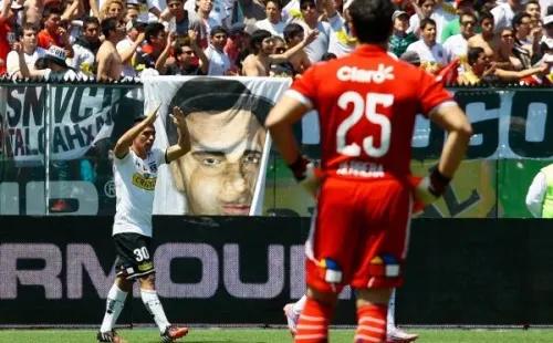 Esteban Paredes le anotó en varios Superclásicos a Johnny Herrera. | Foto: Agencia UNO.