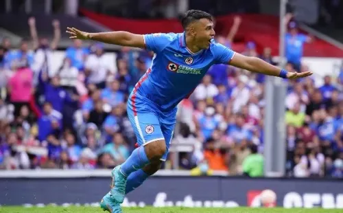 Iván Morales se estrenó en las redes con un golazo. Fuente: Cruz Azul.