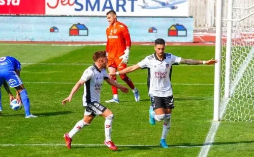 Colo Colo ya tenía una pequeña ventaja sobre la U antes de este gol de Lucero. | Foto: Guillermo Salazar.
