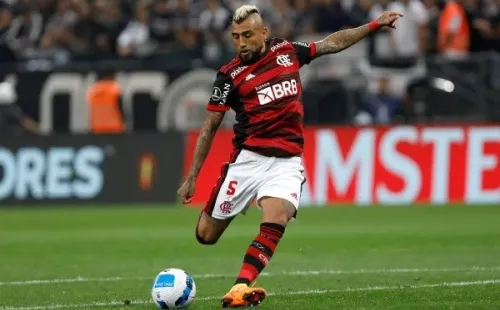 Arturo Vidal sigue ganándose el cariño de los hinchas del Flamengo. | Foto: Getty Images.