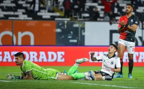 Colo Colo perdonó bastante en la primera mitad ante los Pumas. | Foto: Agencia UNO.