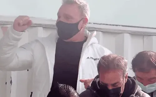 La felicidad de Marcelo Barticciotto tras el doblete de su hijo Bruno ante Audax Italiano. Fuente: Captura.