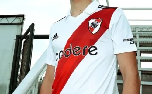 Pablo Solari con la nueva camiseta 2022-23 de River Plate. | Foto: River Plate.