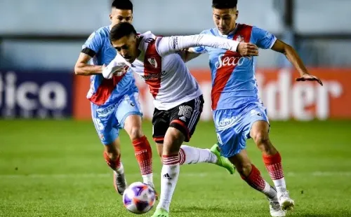 Pablo Solari alternó entre la derecha y la izquierda ante Arsenal en su visita a Sarandí. | Foto: Getty Images.
