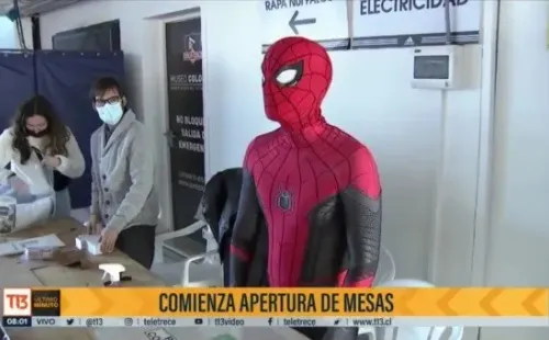 Spiderman llegó al Estadio Monumental como vocal de mesa | Imagen: Captura T13
