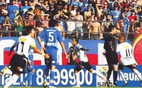 Lucas Barrios le anotó cuatro goles en tres Superclásicos a Universidad de Chile. | Foto: Archivo.