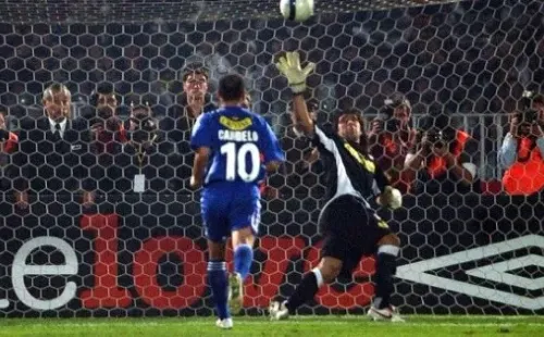 En esa noche Claudio Bravo la rompió con un tapadón a Mayer Candelo. | Foto: Archivo.