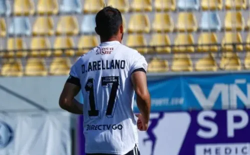 Gabriel Suazo utilizando la camiseta con el nombre de David Arellano y siendo Capitán de Colo Colo | Imagen: Agencia Uno