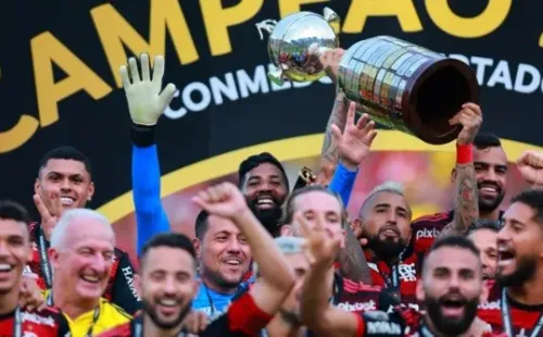 Arturo Vidal levantando la Copa Libertadores | Imagen: Getty