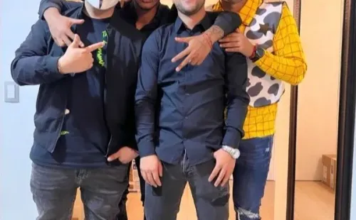 Daniel Gutiérrez de esqueleto e Iván Morales de Woody de Toy Story.