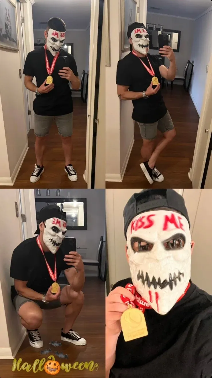 Óscar Opazo sacó a relucir su medalla de campeón con una máscara de la película La Purga.