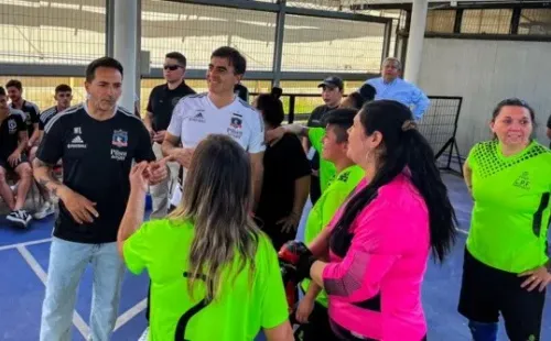 Gustavo Quinteros dirigiendo a un equipo del Centro Penitenciario Femenino | Imagen: Colo Colo