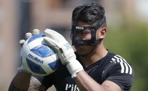 Brayan Cortés realizó la última práctica de Colo Colo con una máscara de protección | Imagen: Colo Colo