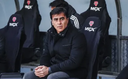 Quinteros buscará hoy su primera victoria ante Ñublense desde que asumió en Colo Colo. De momento el santafesino acumula tres derrotas y un empate. | Foto: Guillermo Salazar.