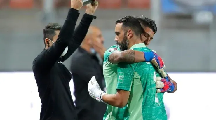 Habrá que ver si Claudio Bravo también dice presente en estos duelos y deja en la banca a Brayan Cortés. | Foto: ANFP.