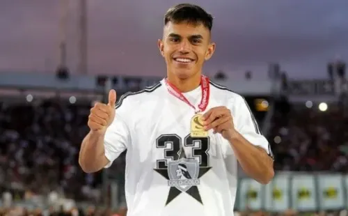 Vicente Pizarro sosteniendo su medalla de campeón | Imagen: Colo Colo
