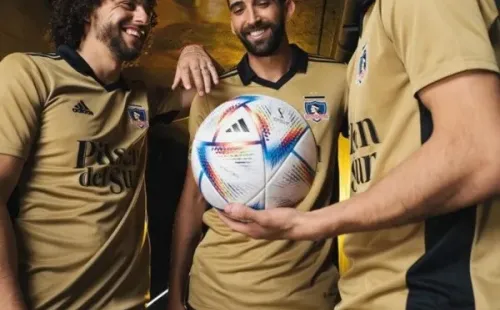 Los jugadores de Colo Colo muestran la nueva camiseta del Cacique | Imagen: Colo Colo