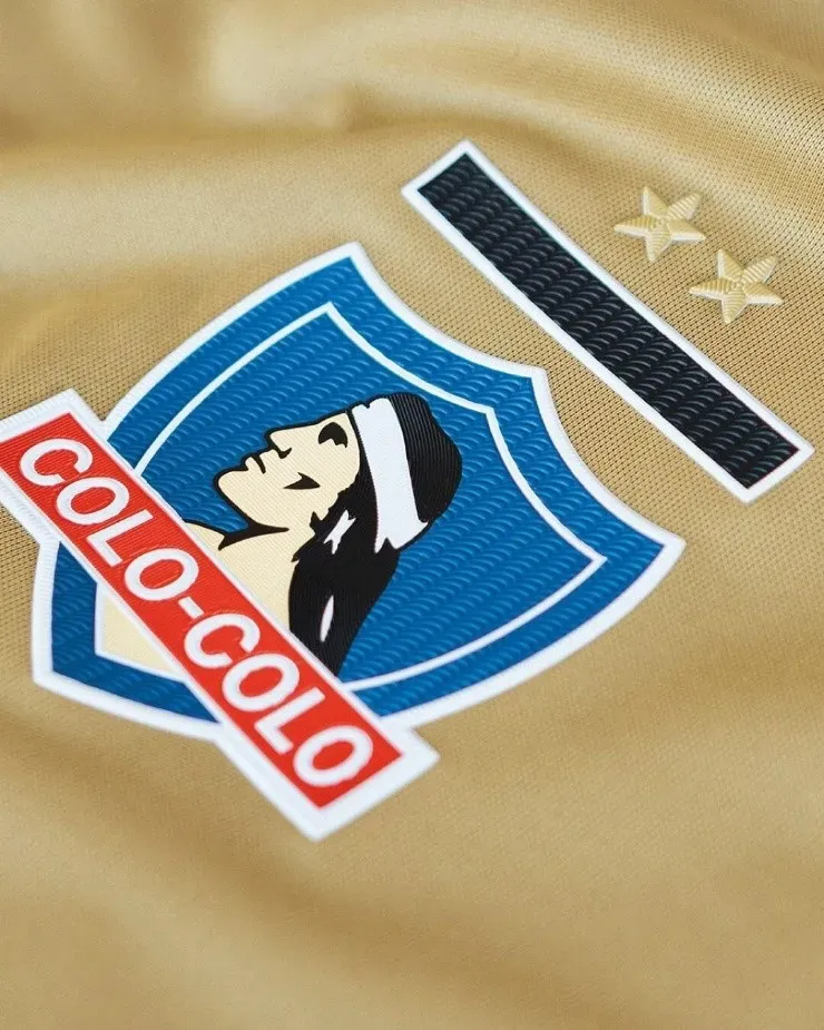 Los jugadores de Colo Colo muestran la nueva camiseta del Cacique | Imagen: Colo Colo