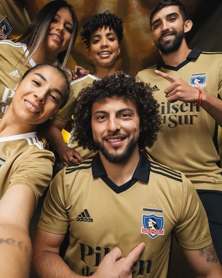 Los jugadores de Colo Colo muestran la nueva camiseta del Cacique | Imagen: Colo Colo
