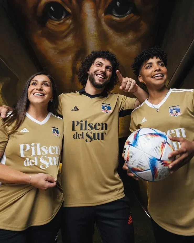 Los jugadores de Colo Colo muestran la nueva camiseta del Cacique | Imagen: Colo Colo