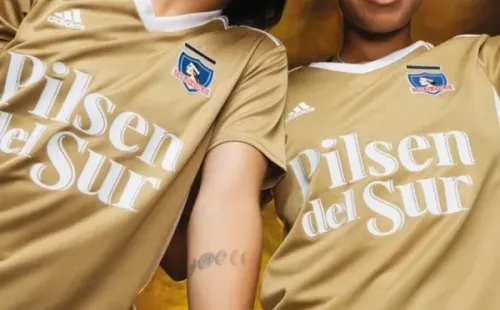Los jugadores de Colo Colo muestran la nueva camiseta del Cacique | Imagen: Colo Colo