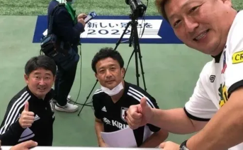 Hincha japonés celebra la clasificación con camiseta de Colo Colo.