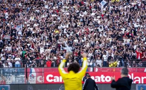 Los hinchas de Colo Colo saludan a Maximiliano Falcón | Imagen: Guillermo Salazar