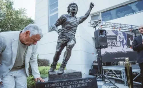 Carlos Caszely descubre su estatua | Imagen: Guillermo Salazar