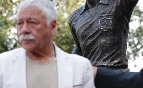 Claudio Bravo aplaudiendo la estatua de Carlos Caszely.