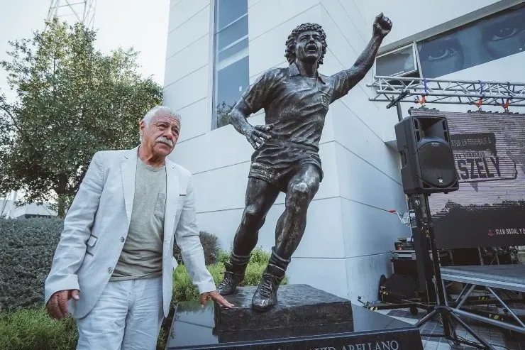 La emotiva jornada en que Carlos Caszely conoció la estatua en su honor | Imagen: Guillermo Salazar