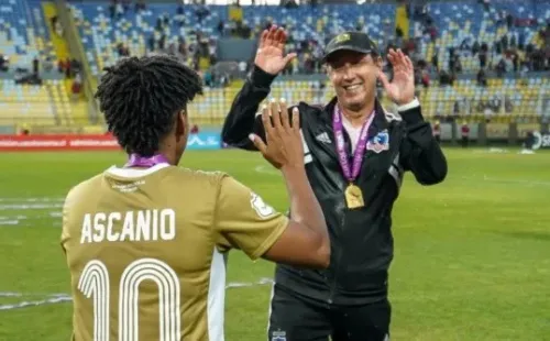 Luis Mena festeja un nuevo título en su historia en Colo Colo | Imagen: Guillermo Salazar
