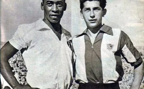 Chamaco Valdés junto a Pelé en el estadio Nacional.