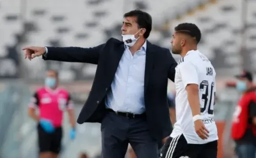 Ignacio Jara busca convencer a Gustavo Quinteros. Créditos: Agencia Uno