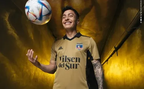 La camiseta dorada que conmemora los 10 años de la obtención de la Copa Libertadores Femenina. / FOTO: Colo Colo Oficial