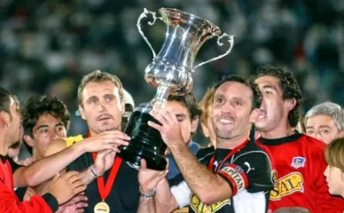 Barticciotto junto a Espina levantando el título de la quiebra.