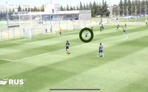 Segundo gol de Racing. Pantallazo de @AlonsoNovoa7