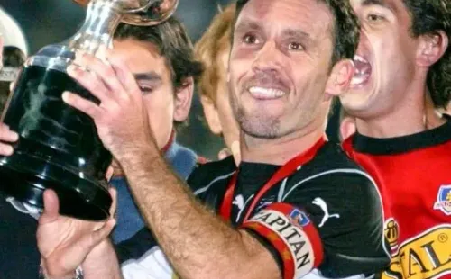 La jineta de capitán de Marcelo Espina en Colo Colo 2002 | Imagen archivo