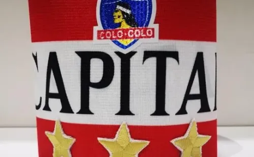 La jineta de capitán inspirada en la del Colo Colo campeón en la quiebra | Imagen: Dale Albo