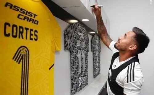 Marcos Bolados estampa su firma en su nuevo puesto / Foto: Colo Colo