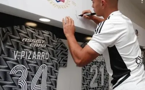 Vicente Pizarro firma en su lugar del camarín / Foto: Colo Colo
