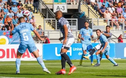 Jordhy Thompson marca un golazo para adelantar a Colo Colo ante O’Higgins. Fuente: Guillermo Salazar.