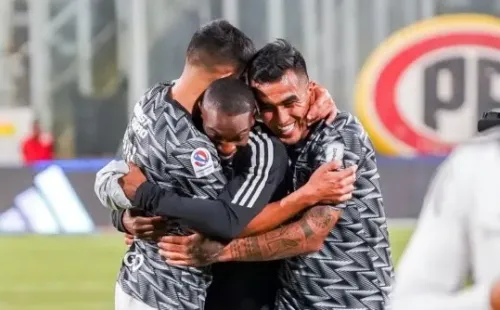 Darío Lezcano celebra el triunfo de Colo Colo junto a Fabián Castillo y Esteban Pavez | Imagen: Guillermo Salazar