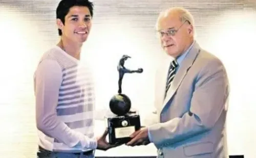 Matías Fernández recibiendo el premio al mejor jugador de América
