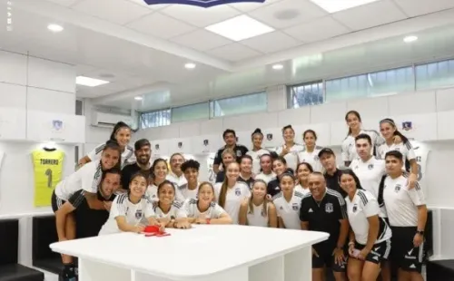 El plantel femenino conociendo el nuevo camarín. / Foto: Colo Colo